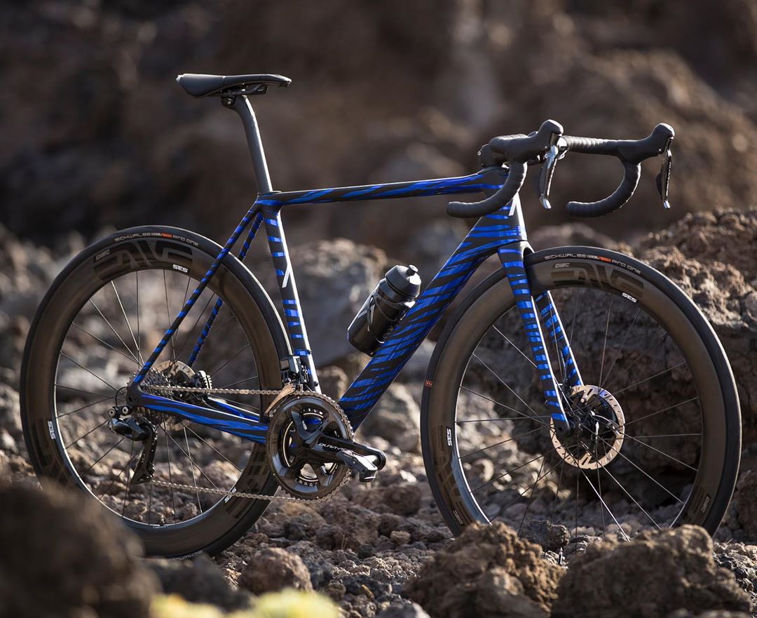 ABikes warna biru dengan komponen serba ENVE