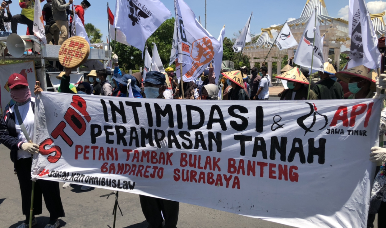 Aksi massa Hari Tani Nasional mendatangi Kantor Gubernur Jatim, Kamis, 24 September 2020 (Foto: Andhi Dwi/Ngopibareng.id)