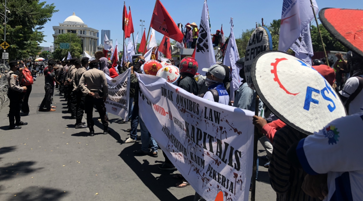 Para petani Jatim datangi Kantor Gubernur pada Kamis, 24 September 2020. (Foto: Andhi Dwi/Ngopibareng.id)