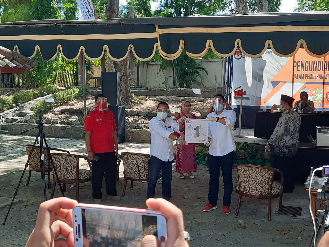 Pasangan calon Walikota dan Wakil Walikota Surabaya nomor urut 1, Eri Cahyadi-Armuji, ketika mengambil nomor urut dalam Rapat Pleno Terbuka KPU Surabaya. Kamis 24 September 2020. (Foto: Alief Sambogo/Ngopibareng.id)