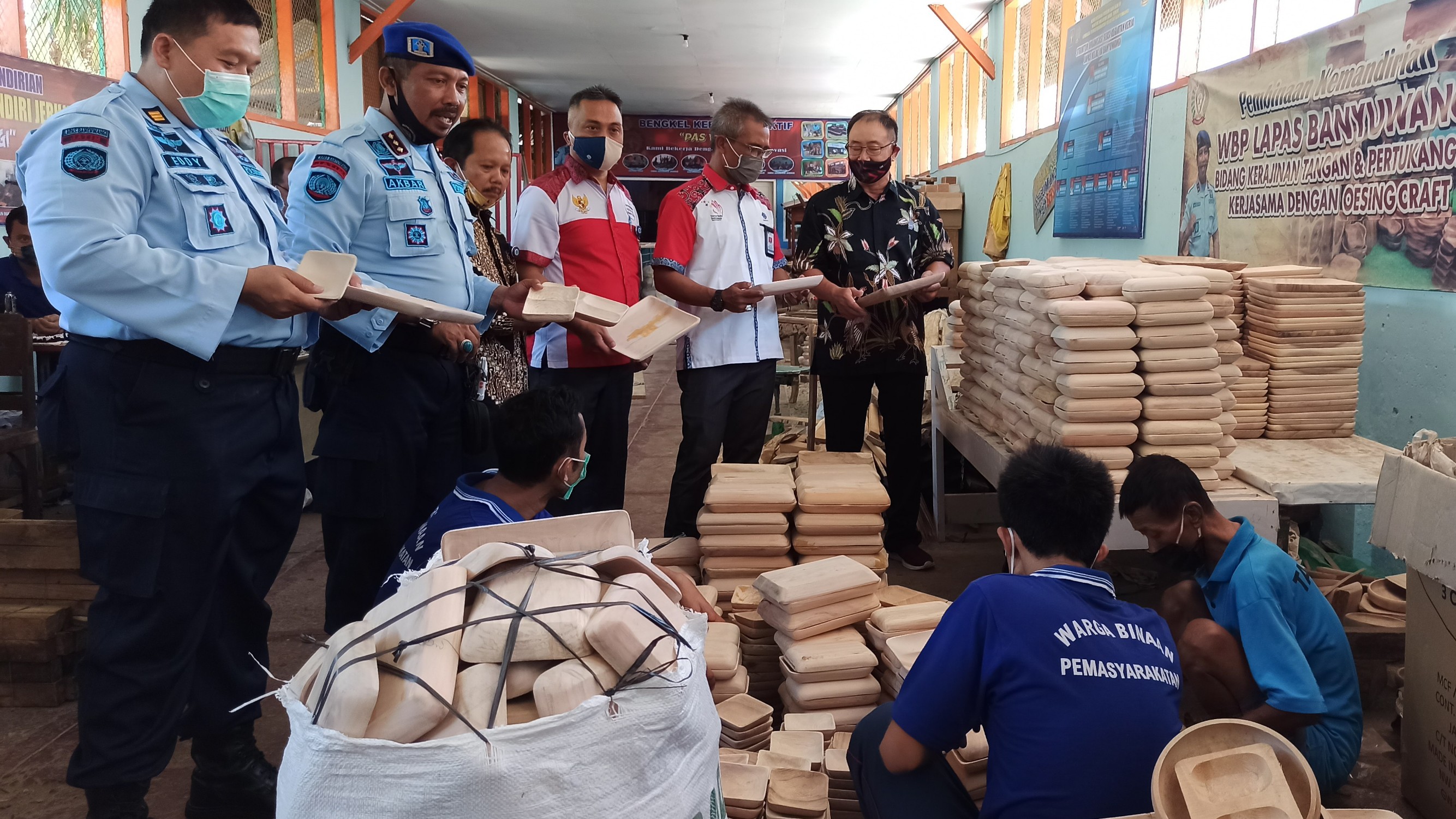 Kerajinan berbahan kayu karya warga binaan Lapas Kelas IIA Banyuwangi, menembus pasar luar negeri. (Foto: Muh Hujaini/Ngopibareng.id)