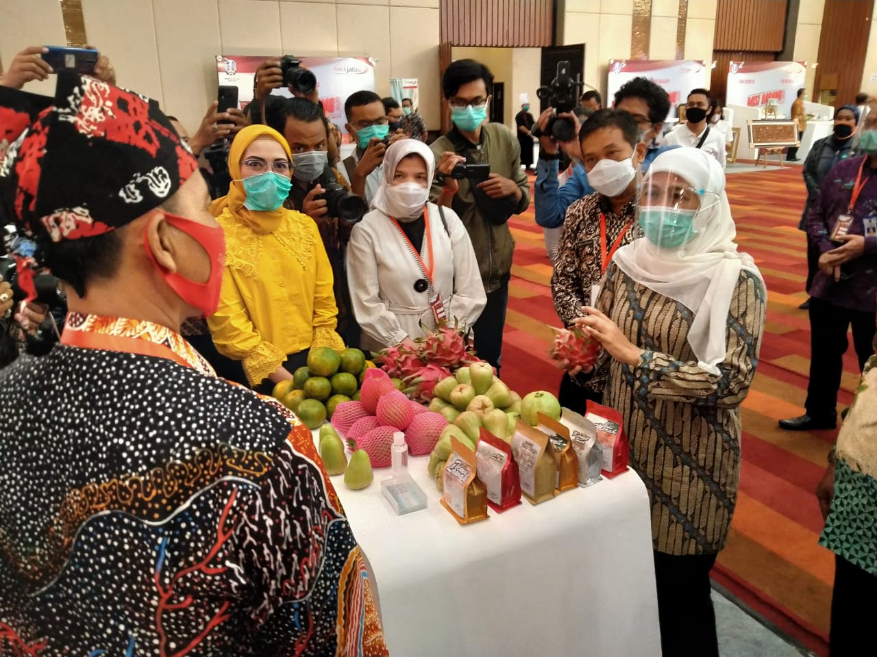 Gubernur Jawa Timur Khofifah Indar Parawansa meninjau UMKM yang ada di arena misi dagang di Dyandra, Surabaya, Kamis 24 September 2020. (Foto: Fariz Yarbo/Ngopibareng.id)