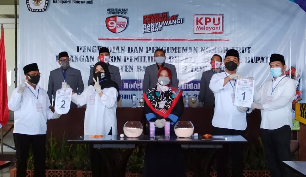 Dua paslon Bupati dan Wakil Bupati Banyuwangi memegang nomor urut masing-masing, usai undian nomor urut oleh KPU Banyuwangi. (Foto: Muh Hujaini/Ngopibareng.id)