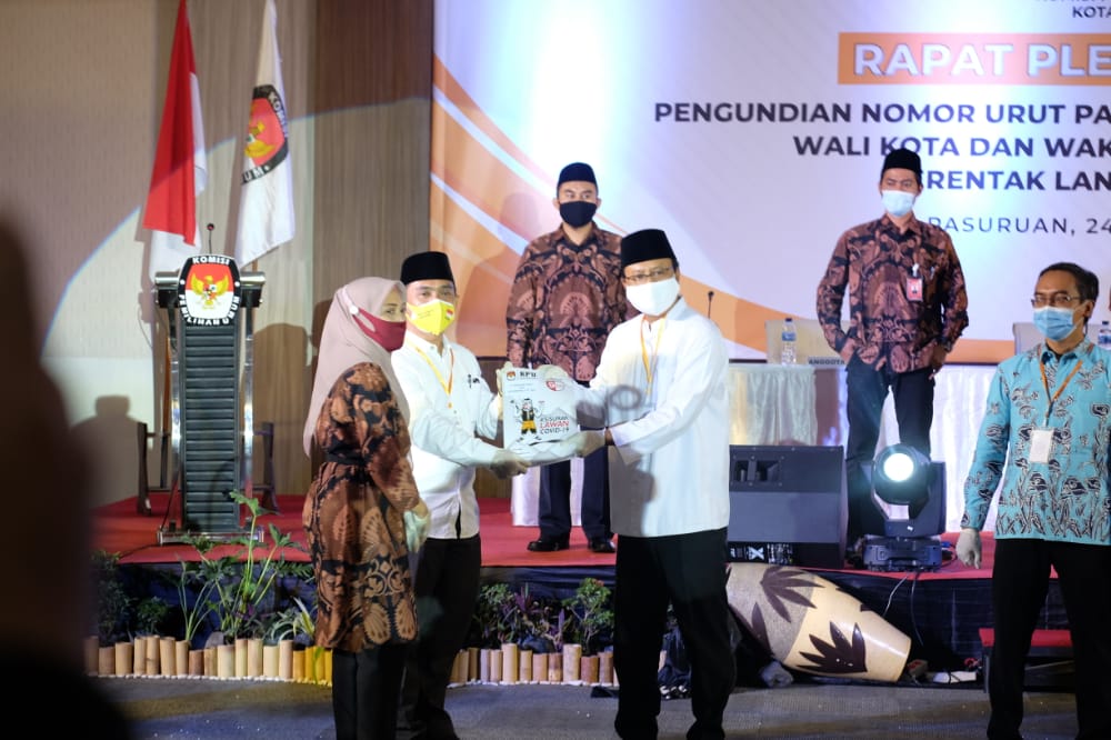 Pasangan calon Saifullah Yusuf (Gus Ipul)-Adi Wibowo saat mendapatkan nomor urut 1 dalam Pilwali Kota Pasuruan. (Foto: Ngopibareng.id)