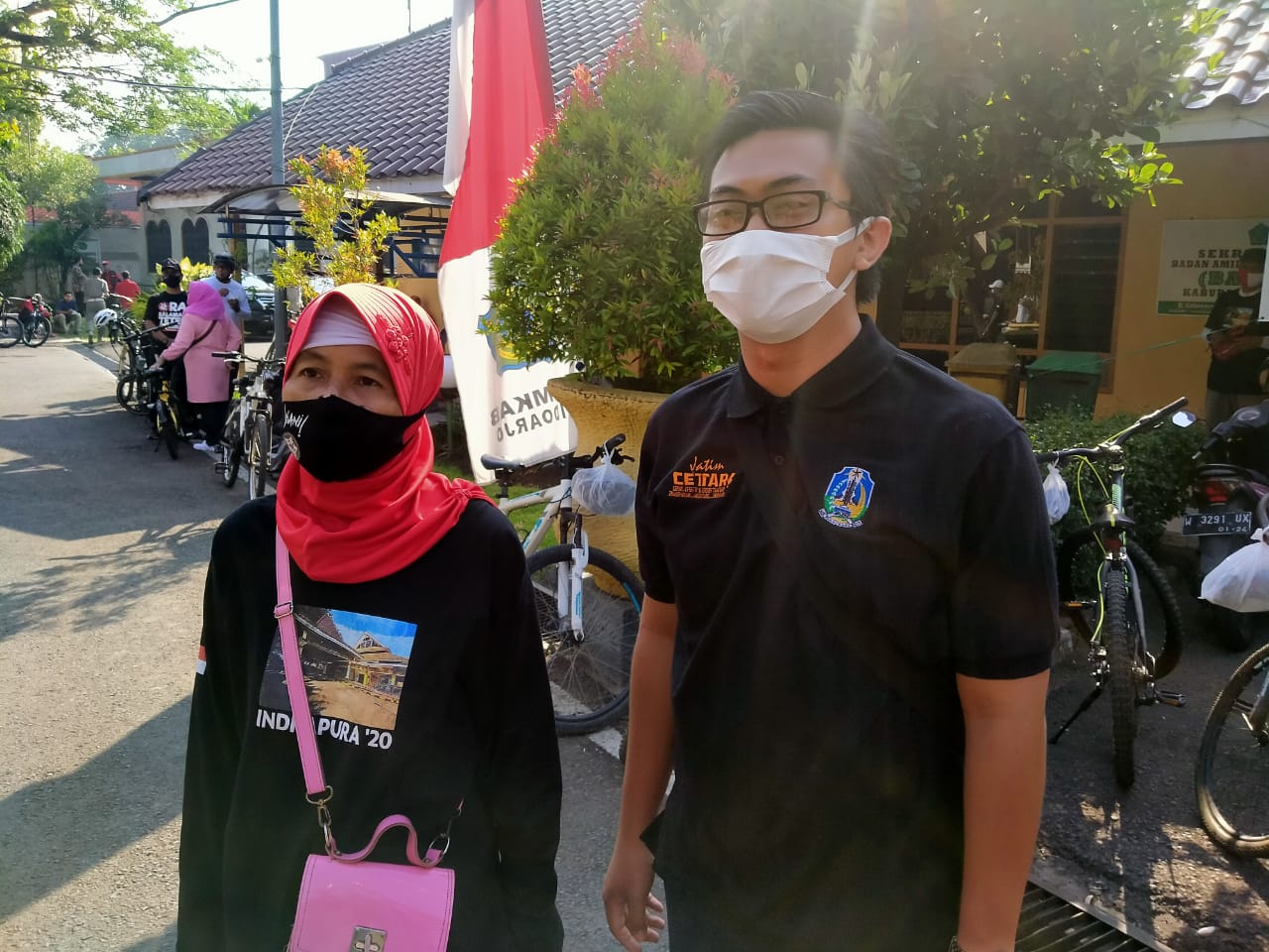 Penyintas Covid-19, Nur Aiyus (kiri) bersama tim ahli rumpun kuratif Satgas Covid-19 Jatim, dr. Makhyan Jibril Al Farabi jelang gowes kampanye protokol kesehatan di Sidoarjo, 6 September 2020. (Foto: Fariz Yarbo/Ngopibareng.id)