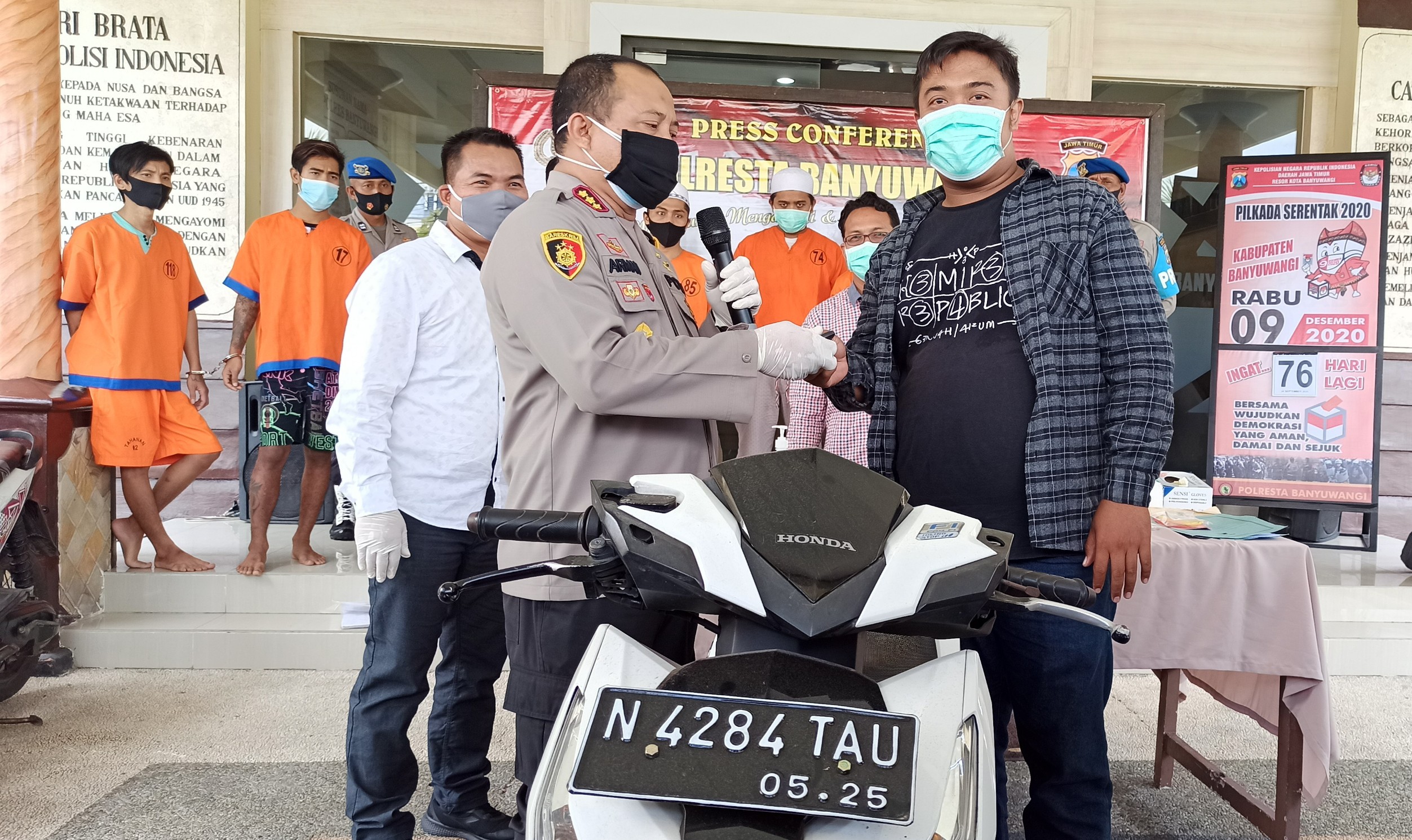 Kapolresta Banyuwangi Kombespol Arman Asmara Syarifuddin menyerahkan motor milik Ramada Kusuma (foto: Muh Hujaini/Ngopibareng.id)