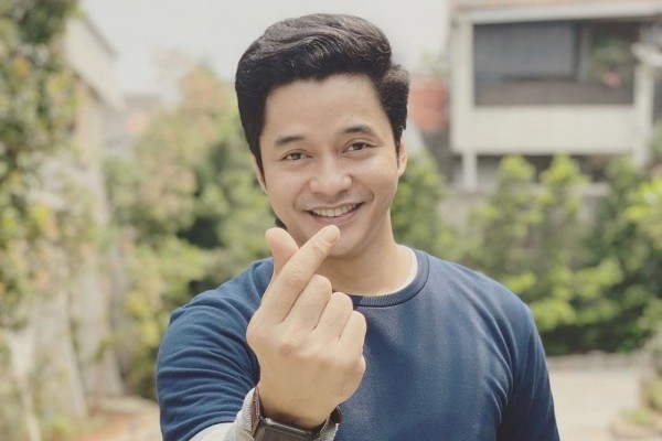 Aktor Adly Fairuz akan bersaing dengan petahana dalam Pilkada Karawang 2020. (Foto: Instagram)