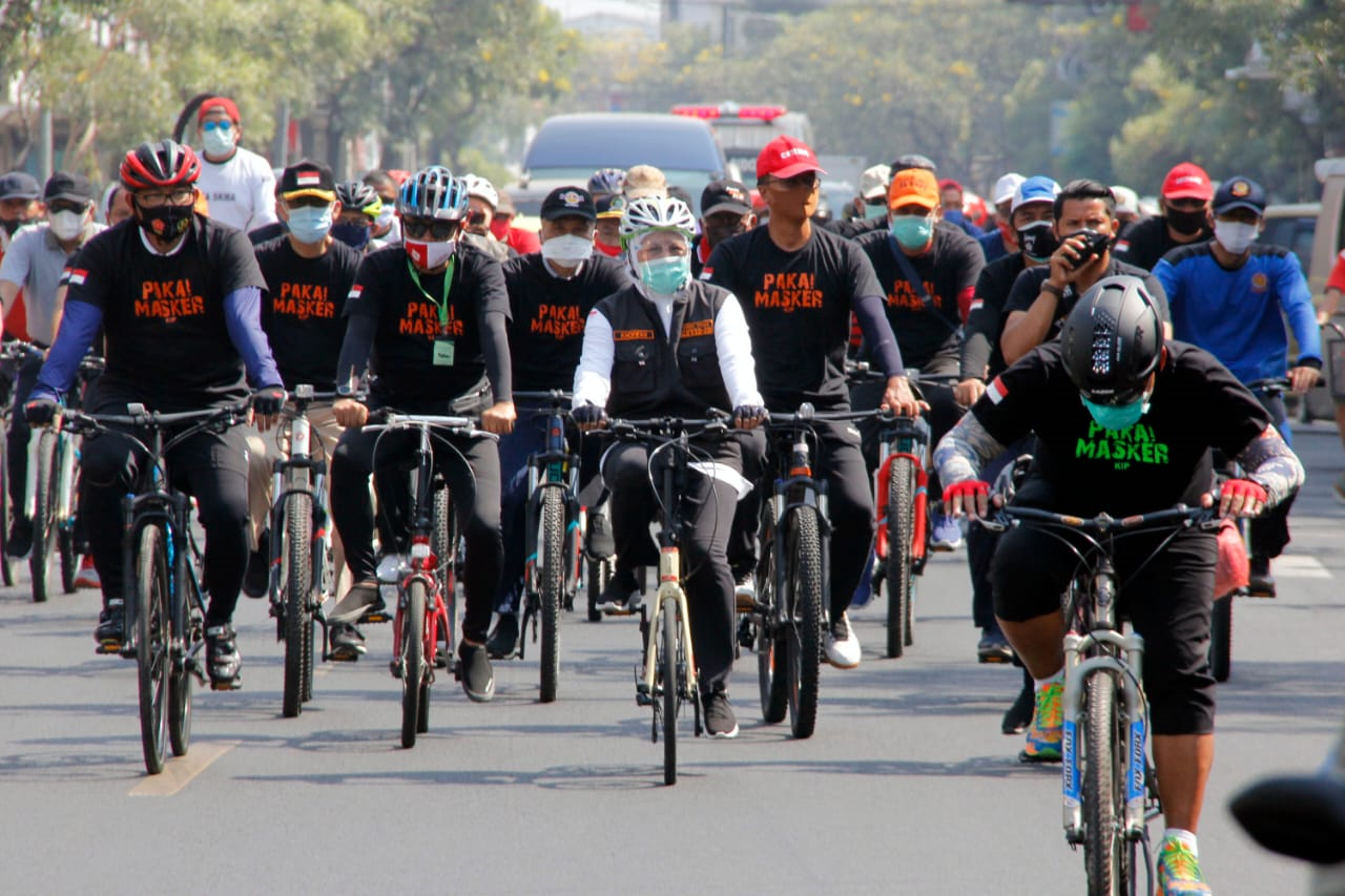 Gubernur Jawa Timur saat gowes bareng mengampanyekan penerapan protokol kesehatan di Sidoarjo, 6 September 2020. (Foto: Fariz Yarbo/Ngopibareng.id).