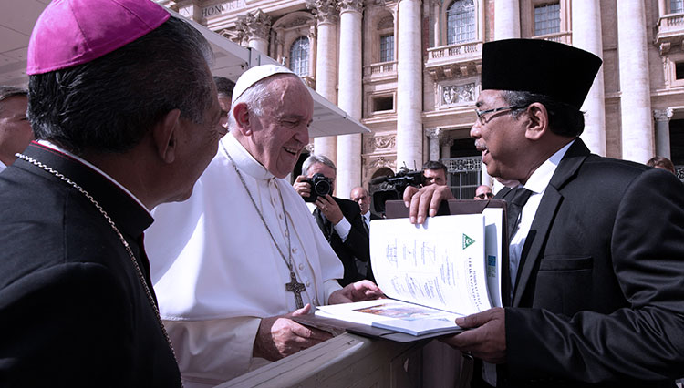 Gus Yahya ketike bertemu Paus Fransiskus bersama 18 tokoh agama peserta Forum Inisiatif Agama-Agama Ibrahim (Abraham Faiths Initiative) di kediamannya di Kompleks Basilica, Vatikan, Rabu 15 Januari 2020 malam waktu setempat. (Foto: Istimewa)