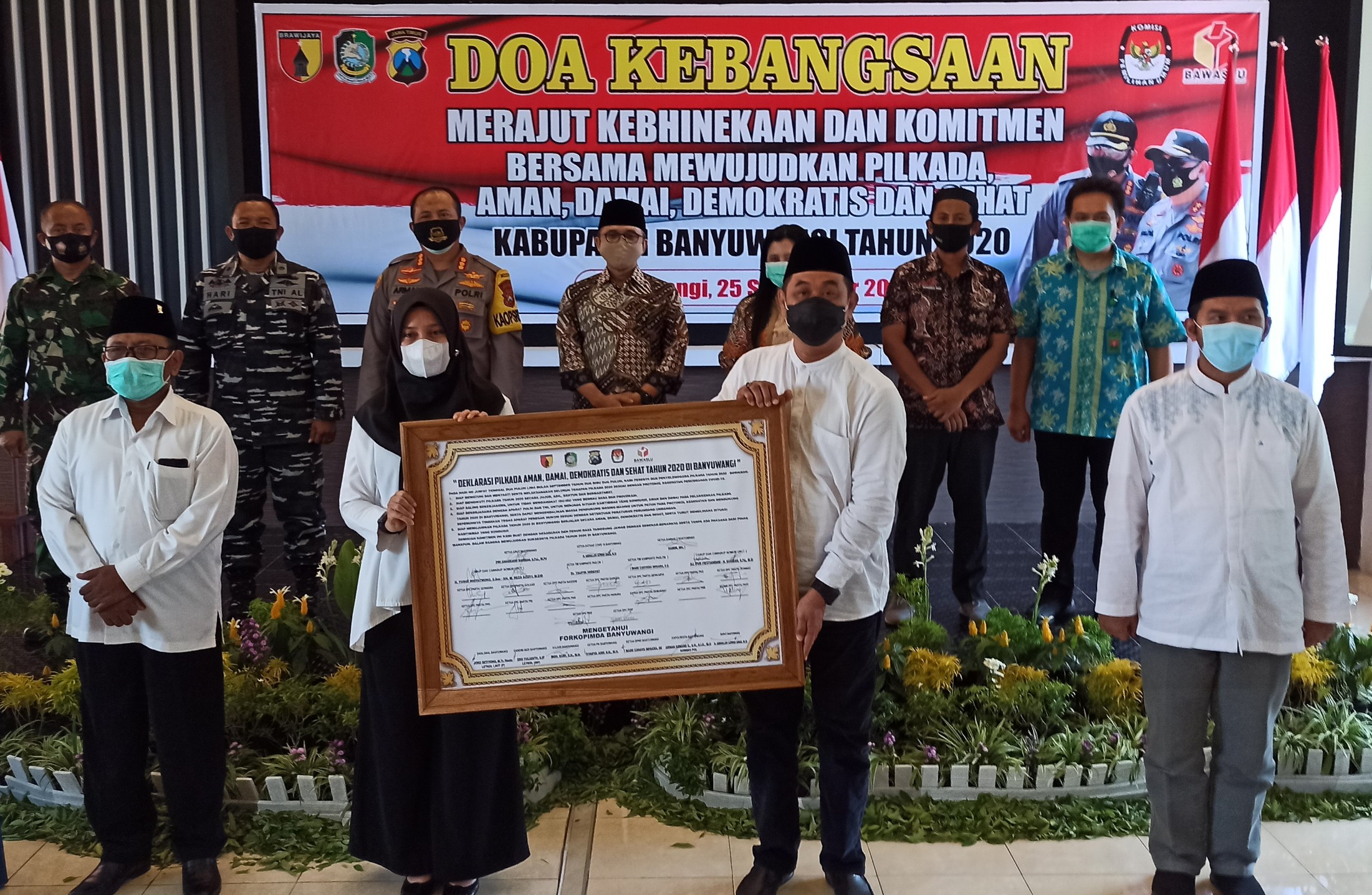 Forkopimda bersama dua paslon Bupati Banyuwangi dan elemen terkait dalam doa kebangsaan dalam rangka mewujudkan pilkada aman, damai, demokratis, dan sehat di Polresta Banyuwangi. (Foto: Muh Hujaini/Ngopibareng.id)