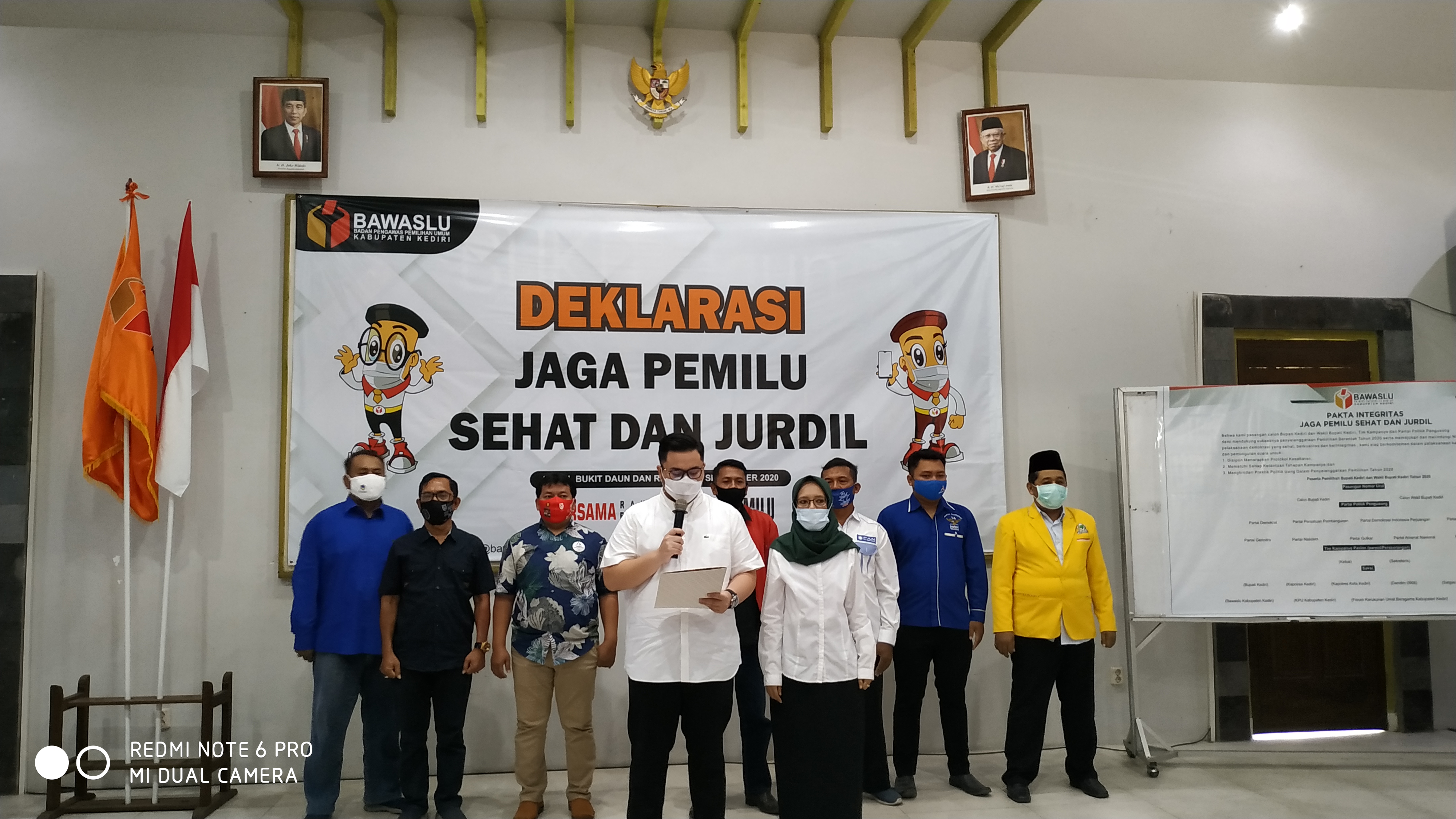 Komitmen pasangan calon tunggal pemilihan Bupati Kediri, dalam acara deklarasi Jaga Pemilu Sehat dan Jurdil, Jumat, 25 September 2020. (Foto: Fendhy Plesmana/Ngopibareng.id)