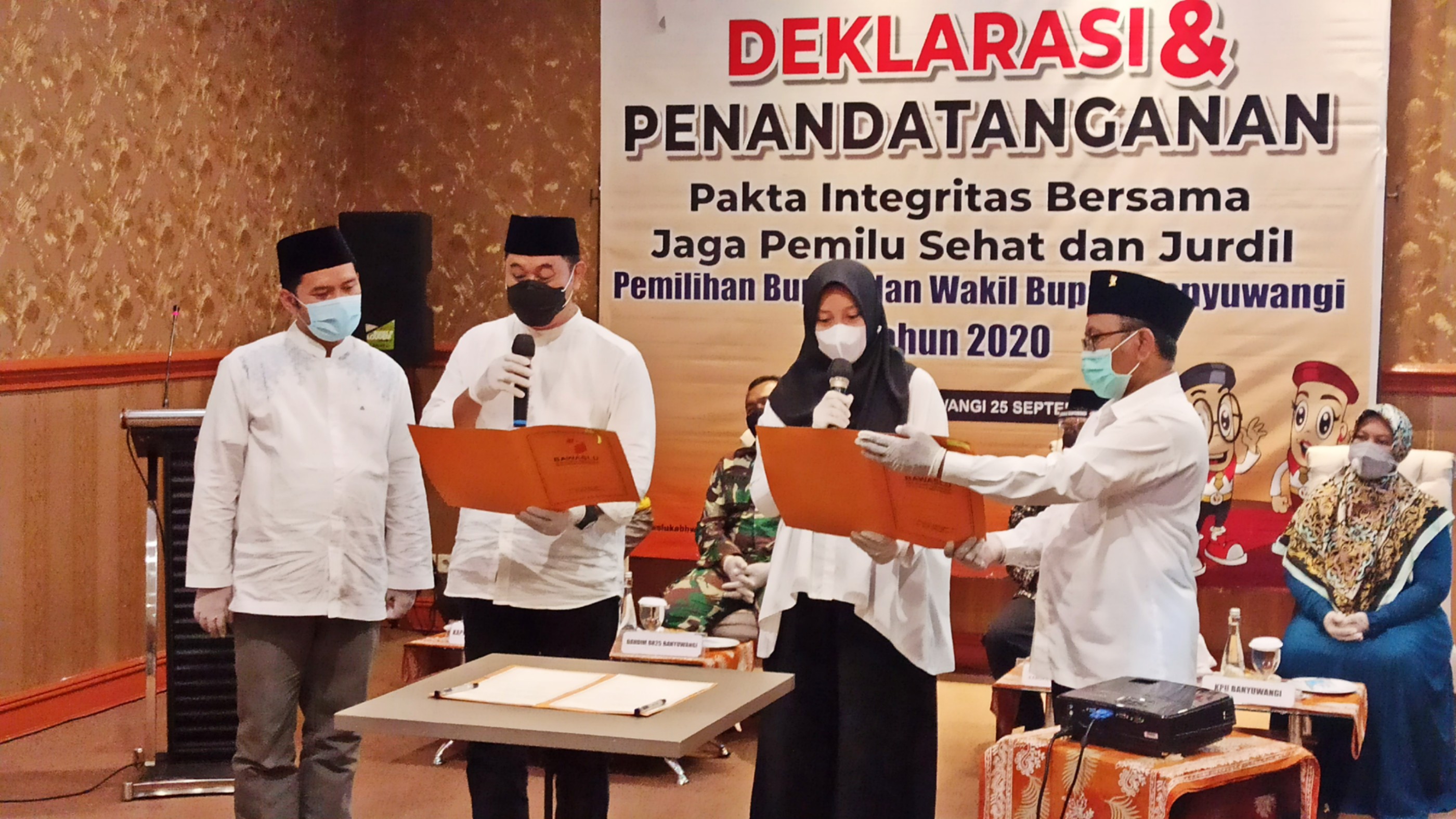 Paslon Bupati dan Wakil Bupati Banyuwangi Yusuf Widyatmoko-M. Riza Aziziy dan Ipuk Fiestiandani Azwar Anas-Sugirah melakukan Deklarasi Pemilu Sehat dan Jurdil, Jumat 25 September 2020. (Foto: Muh. Hujaini/Ngopibareng.id)