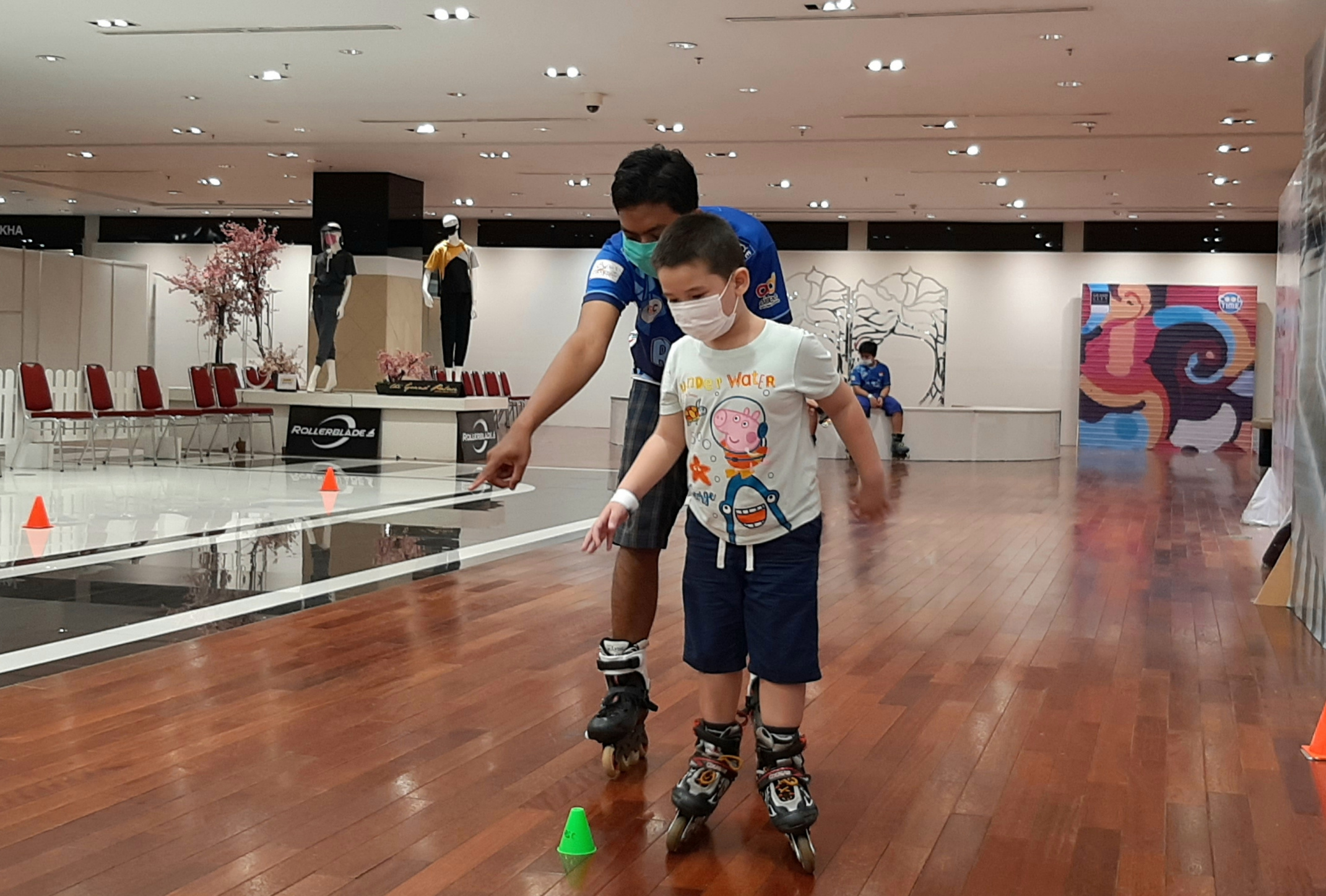 Francesco saat bermain sepatu roda di wahana yang berada di Mall. (Foto: Pita Sari/Ngopibareng.id)