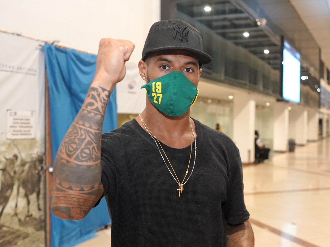 David da Silva tiba di Bandara Juanda, Surabaya, Jumat, 25 September 2020. (Foto: Official Persebaya). 