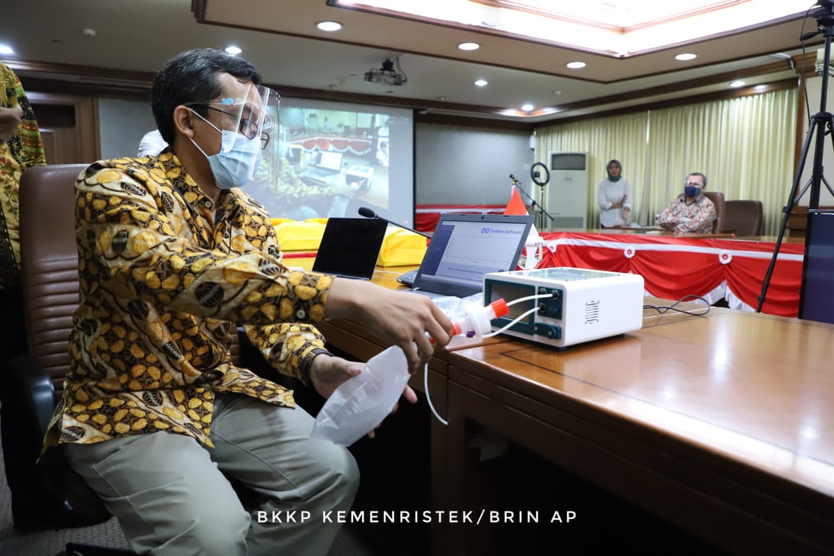 Alat pendeteksi Covid-19 melalui hembusan nafas dari UGM, diharapkan bisa menggantikan PCR ( foto: Kemenristek)