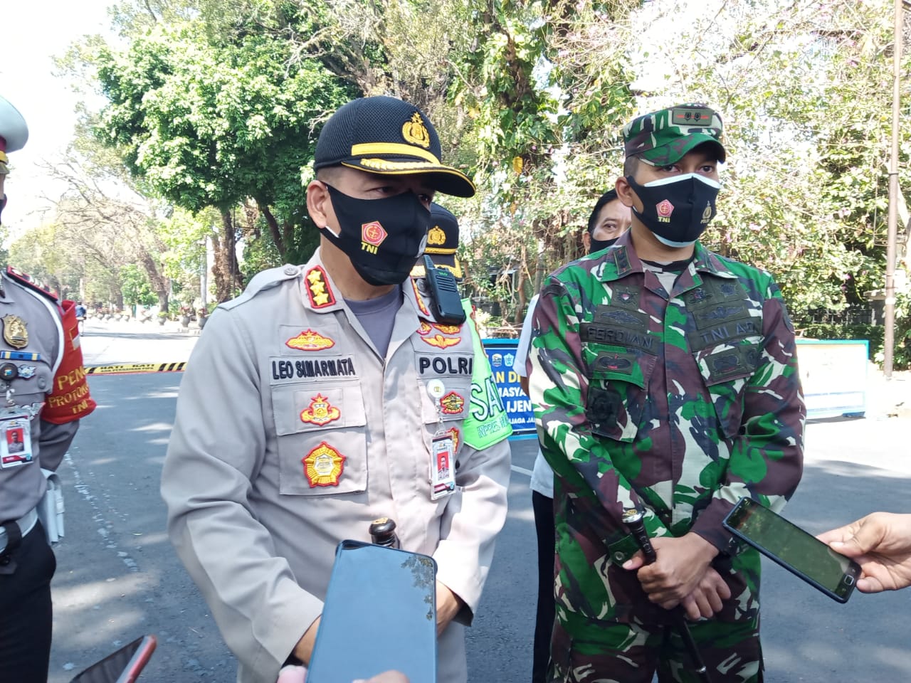 Kapolresta Malang Kota, Kombes Pol Leonardus Simarmata bersama Dandim 0833 Kota Malang, Letkol Ferdian Primadona saat ditemui di Jalan Besar Idjen, Kota Malang (Foto: Lalu Theo/Ngopibareng.id)