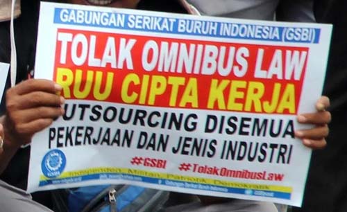 Poster tolak RUU Omnibus Law. (Ngopibareng)