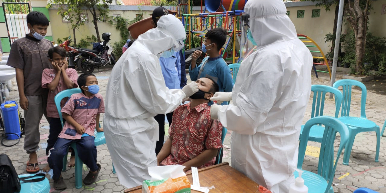 Pemkot Surabaya saat menggelar tes swab massal di lingkungan Ponpes (dok. Humas)