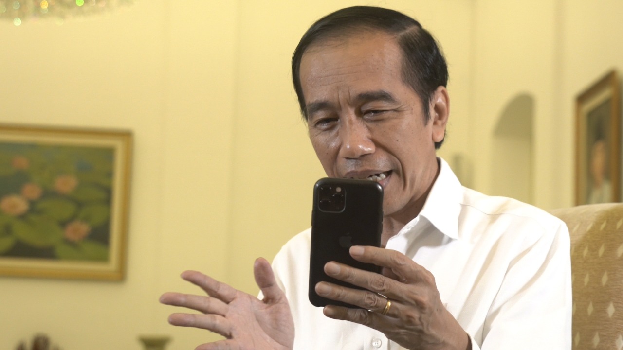 Presiden Joko Widodo (Jokowi) video call dengan ahli paru dr Faisal Rizal Matondang. (Foto: YouTube)