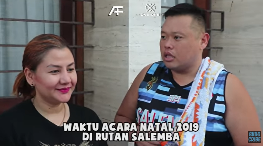 Pasangan host Reza Bukan dan Serevina Silaen. (Foto: YouTube @AugieFantinus)