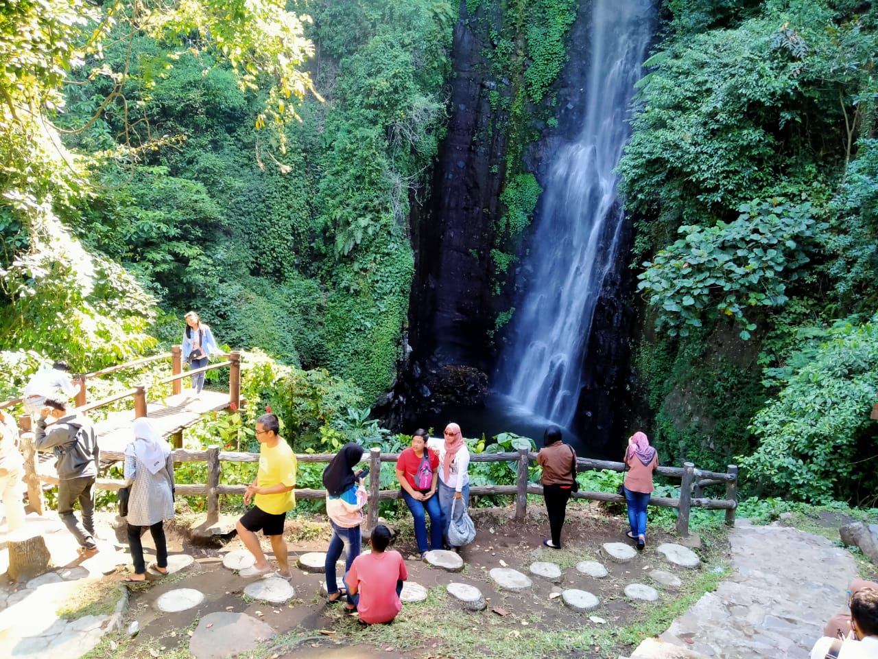 Wisatawan mengunjungi Wisata Air Terjun Putuk Truno, Prigen, Pasuruan. (Foto: Fariz Yarbo/Ngopibareng.id)