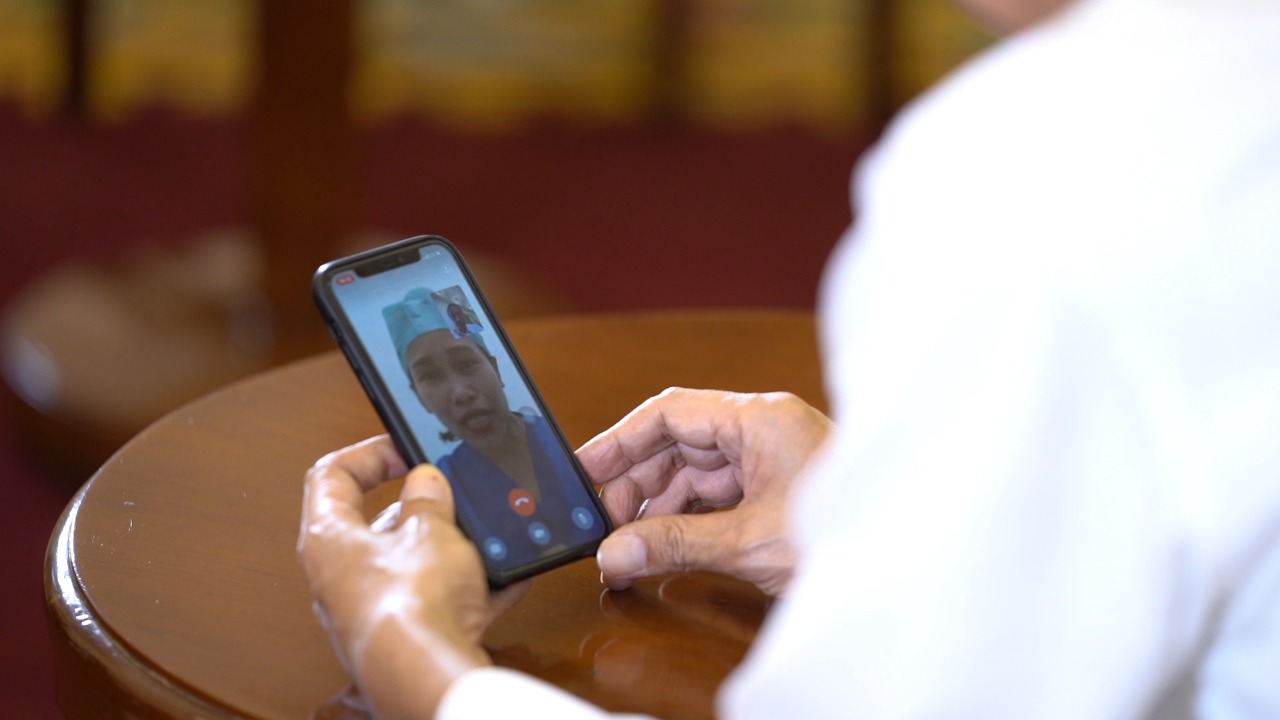 Presiden Joko Widodo saat berbincang dengan Suster Fira, salah satu perawat pasien Covid-19 di RSAL Dr. Ramelan Surabaya, 27 September 2020. (Foto: Setneg)