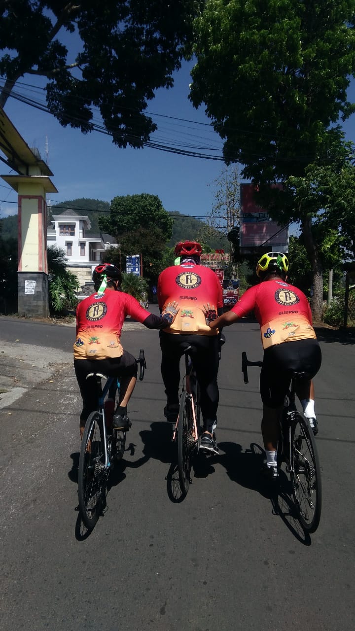 Bantuan tapak sakti untuk sesama anggota yang tak kuat nanjak. (Foto: Istimewa)