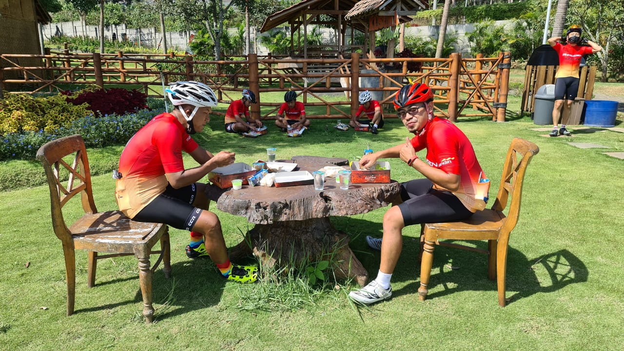 Makan siang dengan protokol kesehatan duduk berjauhan. (Foto: Istimewa)