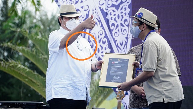 Menteri Koordinator Bidang Perekonomian Airlangga Hartarto pakai kalung portable air purifier atau pemurni udara bermerek Wein. (Foto: Dok. Menko Perekonomian)