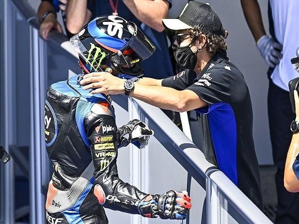 Valentino Rossi menguncapkan selamat atas kemanangan sang adik tiri, Luca Marini juara Moto2 GP Catalunya, Minggu 27 September 2020. (Foto: Twitter @motoGP)