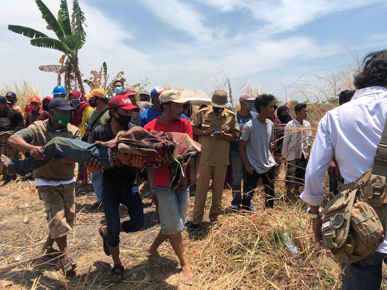 Jenazah korban dievakuasi menuju mobil ambulans. (Foto: Azharil Farich/Ngopibareng.id)