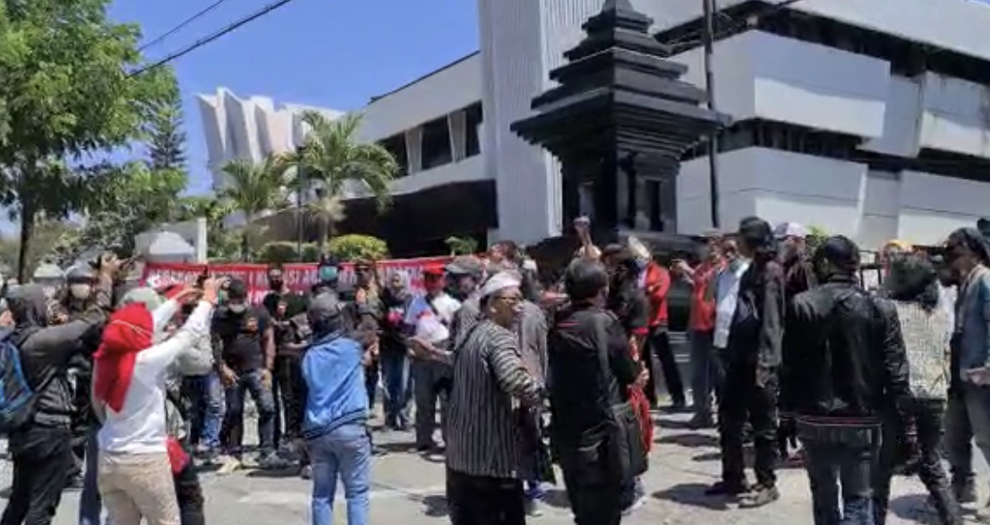 Massa aksi penolak deklarasi KAMI Jatim di Gedung Juang 45, Surabaya, Senin, 28 September 2020. (Foto: Istimewa)