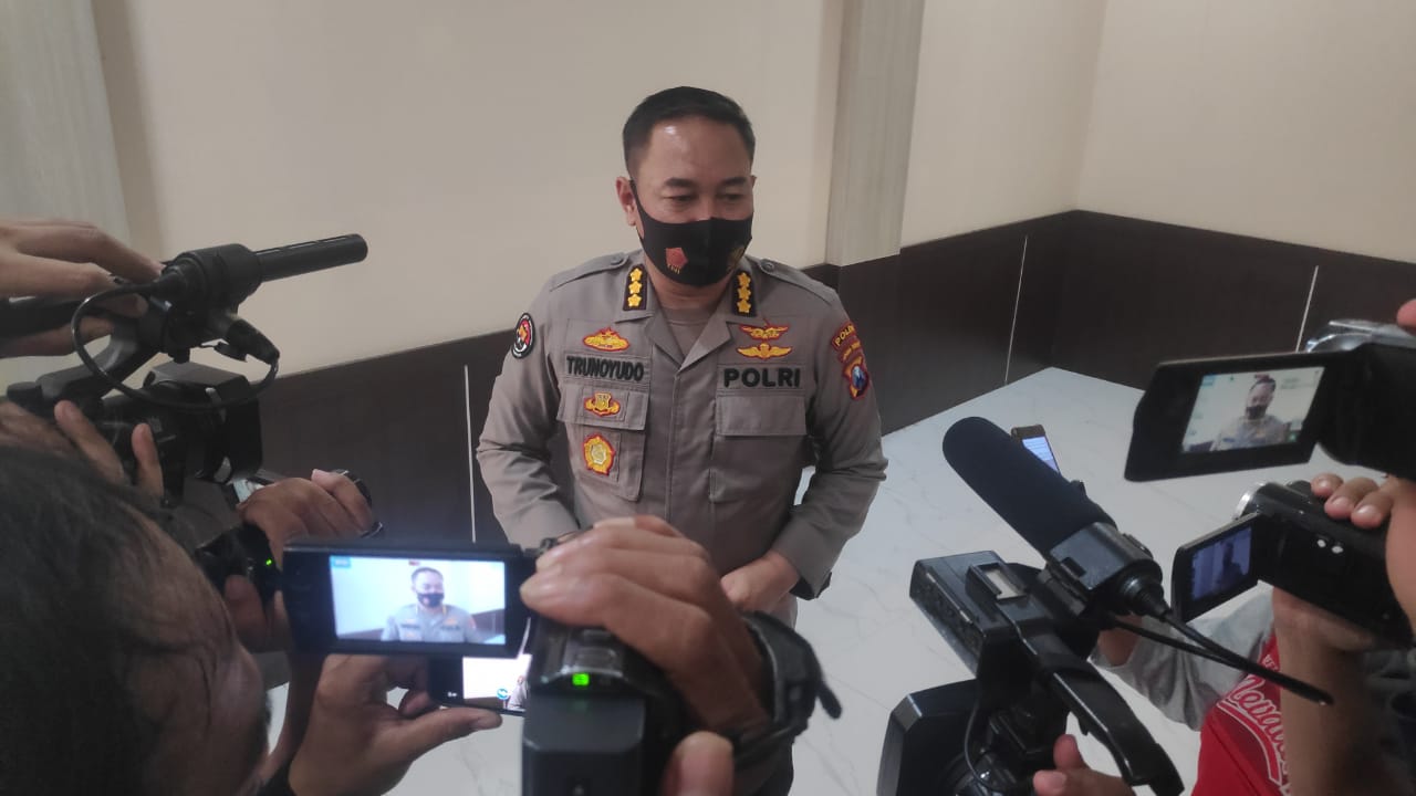 Kabid Humas Polda Jatim, Kombes Pol Trunoyudo Wisnu Andiko menyampaikan keterangan terkait penghentian kegiatan KAMI di Surabaya, Senin 28 September 2020. (Foto: Fariz Yarbo/Ngopibareng.id)