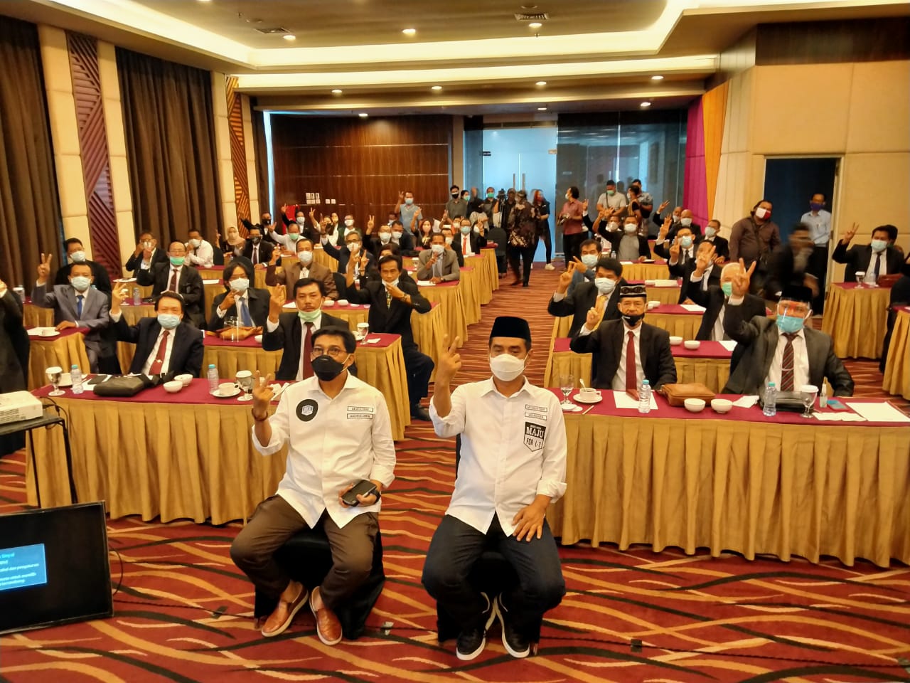 Pasangan Machfud Arifin-Mujiaman Sukirno menerapkan protokol kesehatan ketika melakukan kampanye di Hotel Mercure, Surabaya, Senin 28 September 2020. (Foto: Fariz Yarbo/Ngopibareng.id)