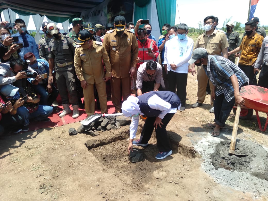 Gubernur Khofifah Indar Parawansa saat peletakkan batu pertama rumah sakit baru di Kota Probolinggo. (foto: Ikhsan Mahmudi/Ngopibareng.id)