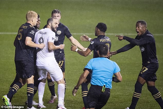 Jalani debut dengan Inter Miami, Gonzalo Higuain sempat terlibat aksi saling dorong dengan pemain Philadelphia Union. (Foto: Dailymail.co.uk)