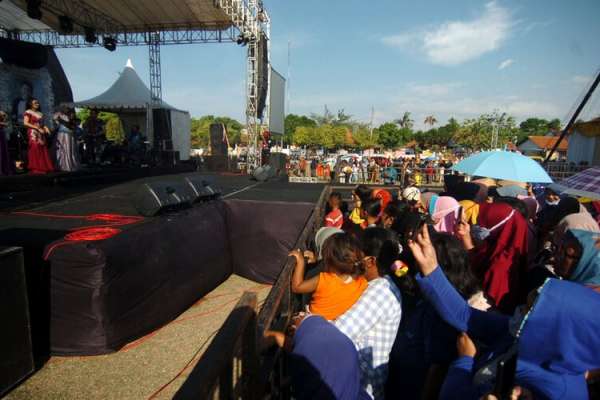 Suasana konser dangdutan untuk merayakan khitanan sekaligus pernikahan anggota keluarga Wakil Ketua DPRD Tegal, Wasmad Edi Susilo. (Foto: YouTube)