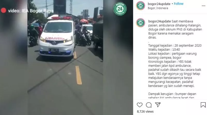 Tangkapan layar video ambulans yang diduga dihalangi mobil seorang oknum PNS. (Foto: Instagram @bogor24update)