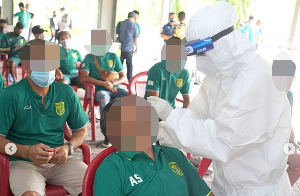 Para pemain dan ofisial Persebaya Surabaya saat menjalani tes swab, Sabtu 27 September 2020. (Foto: Instagram @officialpersebaya)