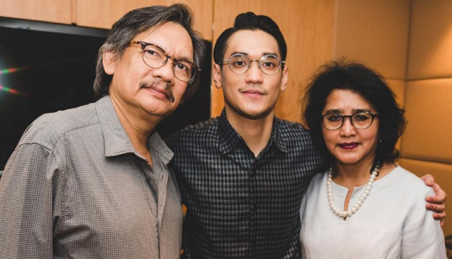 Afgan bersama kedua orangtuanya, Lola Purnama dan Loyd Yahya, yang berprofesi dokter. (Foto: Instagram @afgansyah.reza)