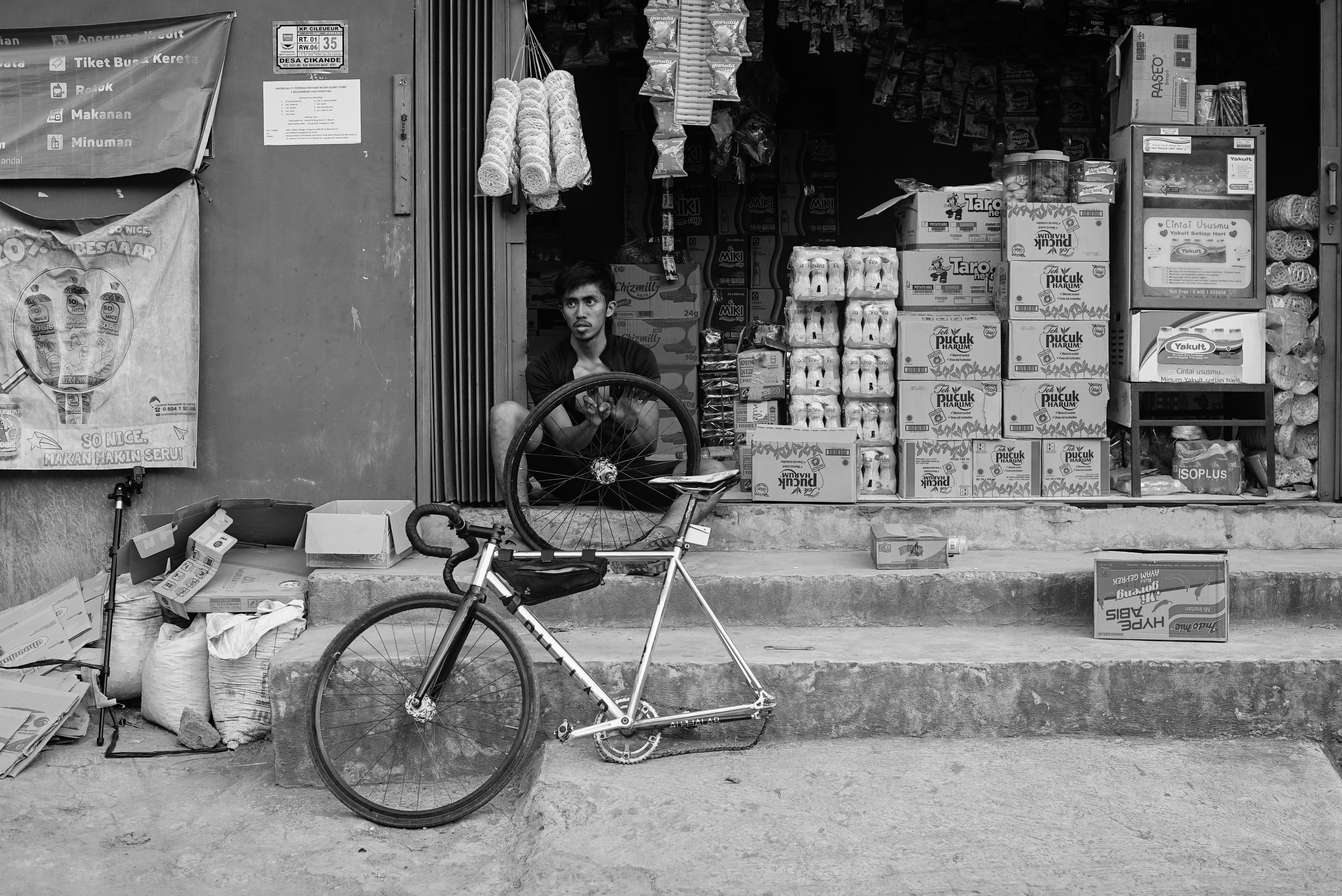 Unsupported ride jadi harus ganti ban sendiri ketika kempes. (Foto: Rifky Akbar)