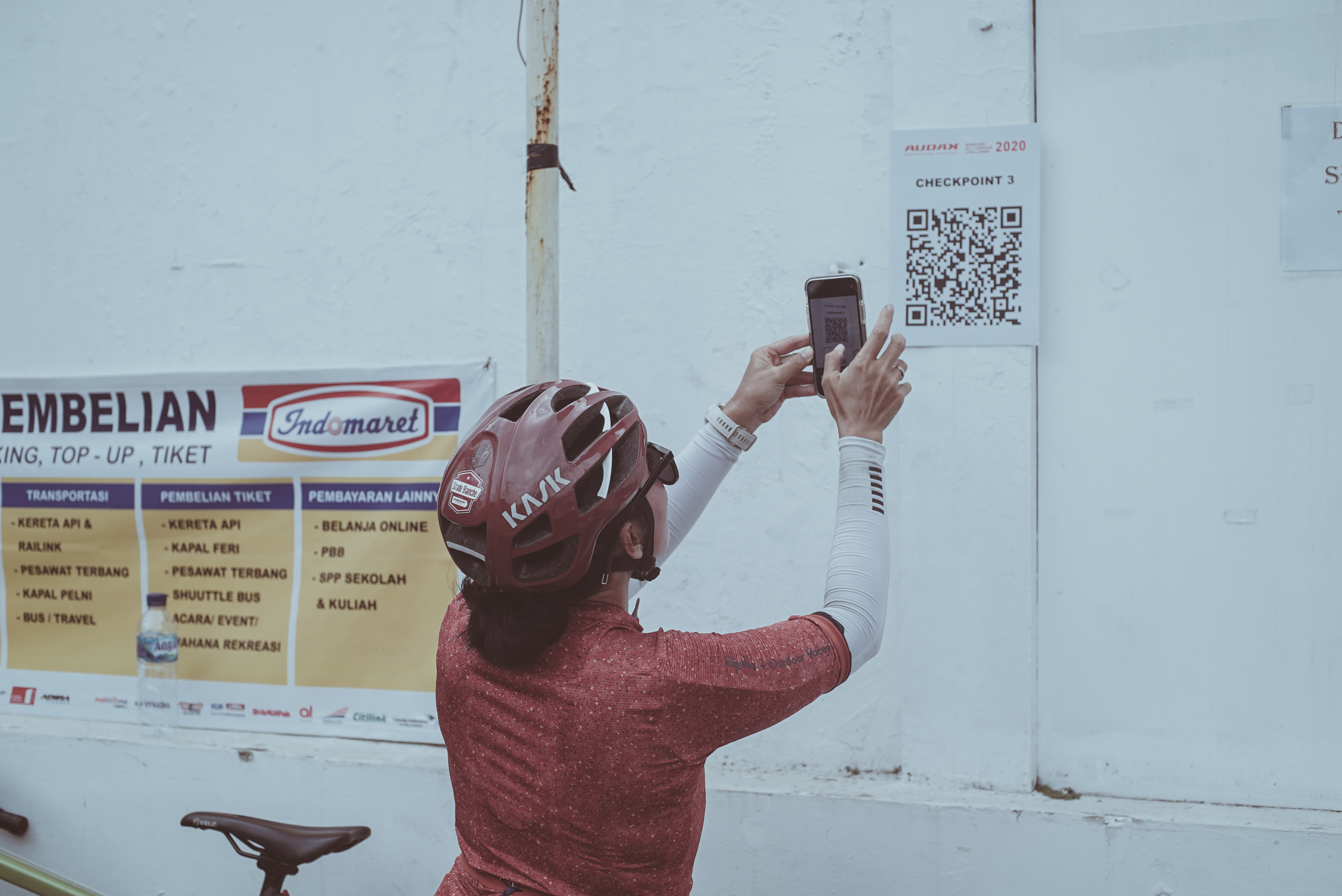 Pakai barcode untuk checkpoint demi protokol kesehatan. (Foto: Rifky Akbar)