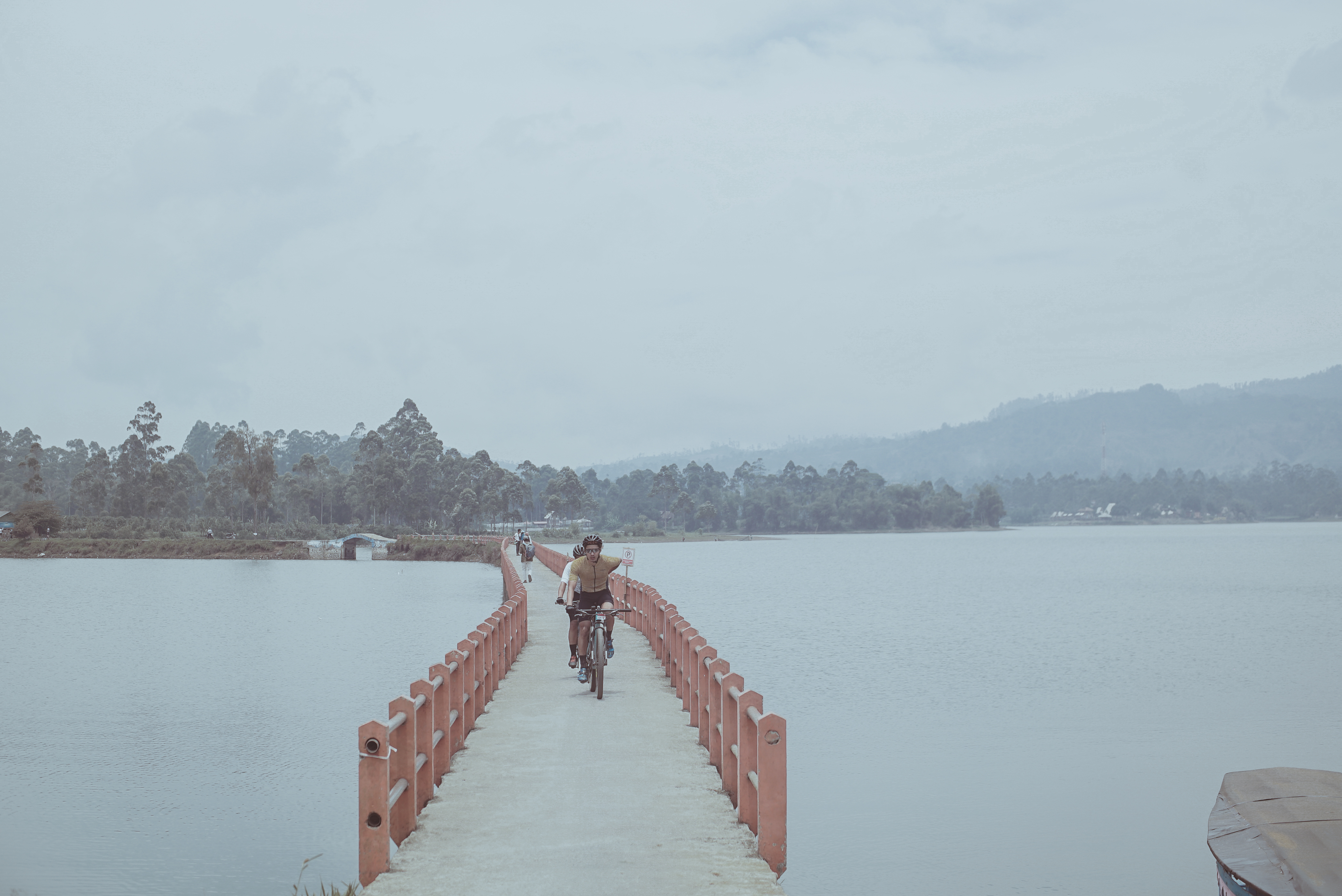 Melewati jembatan sebagai variasi. (Foto: Rifky Akbar)