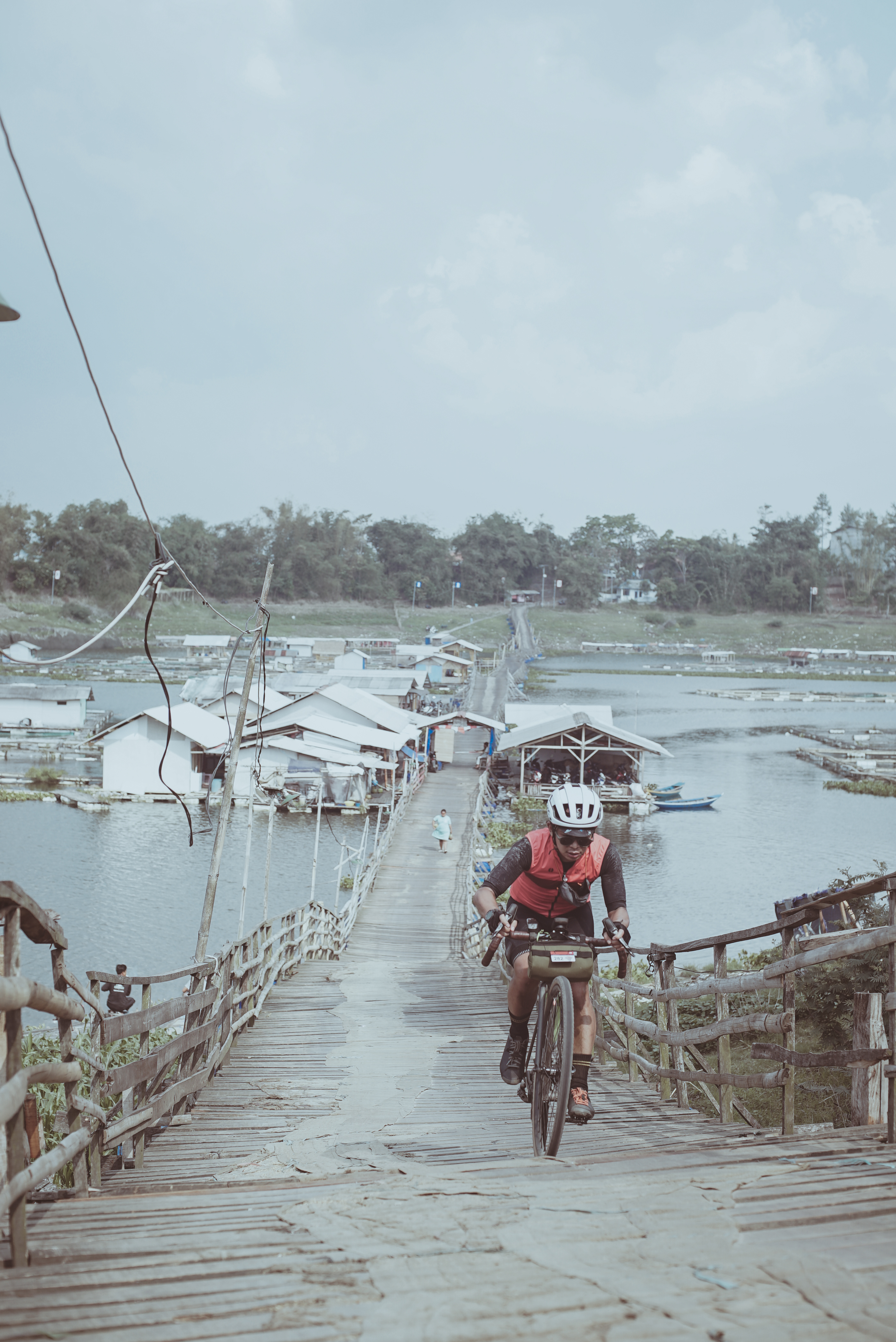 Seru melewati perkampungan warga. (Foto: Rifky Akbar)