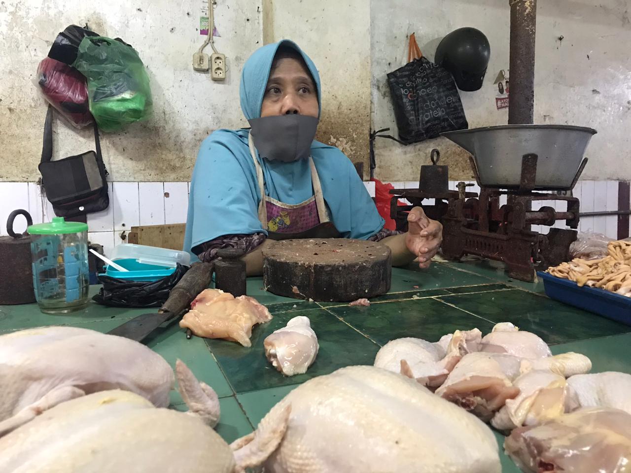 Salah satu pedagang ayam di Pasar Besar Kota Malang, Hamidah ketika menunggu pembeli (Foto: Lalu Theo/ngopibareng.id)