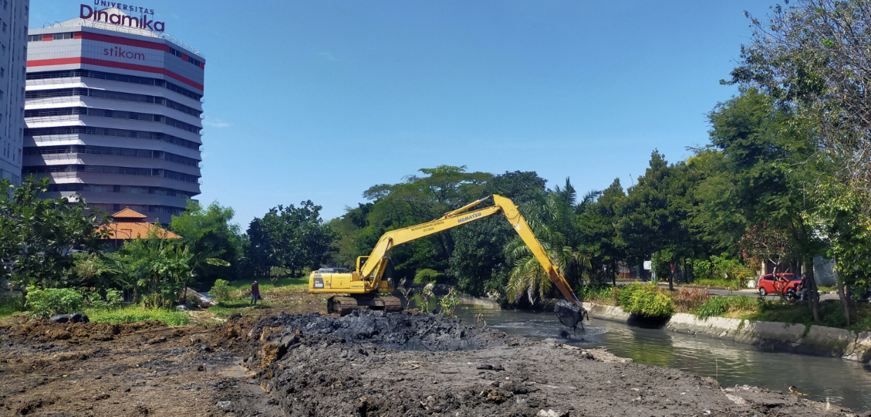 Pengerukansaluran air di Kota Surabaya (istimewa)