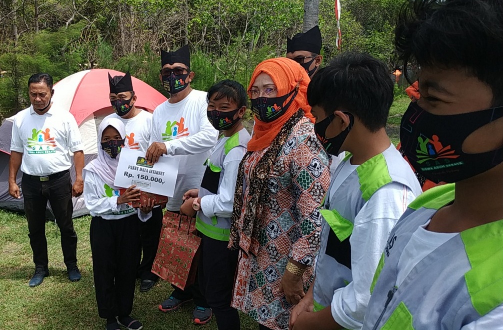 Penyerahan bantuan dan dari program siswa asuh sebaya (foto: istimewa)