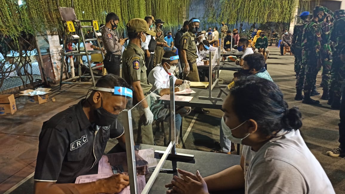 Pelanggar menjalani sidang dalam operasi yustisi. (Foto: istimewa)