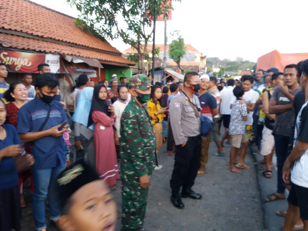 Warga Desa Tamansari, Kecamatan Dringu, Kabupaten menghadang Satgas yang hendak mengevakuasi perempuan positif Covid-19. (foto: Ikhsan Mahmudi/Ngopibareng.id)