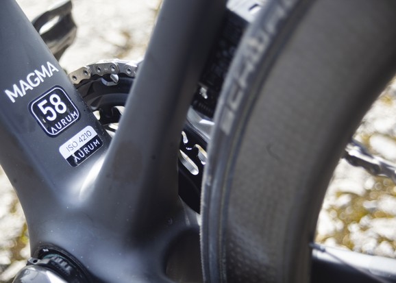 Bottom bracket yang lebar.